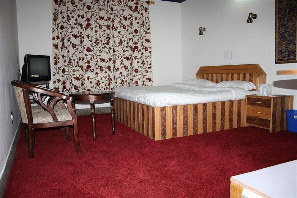 Hotel Ibni Kabeer Сринагар Экстерьер фото