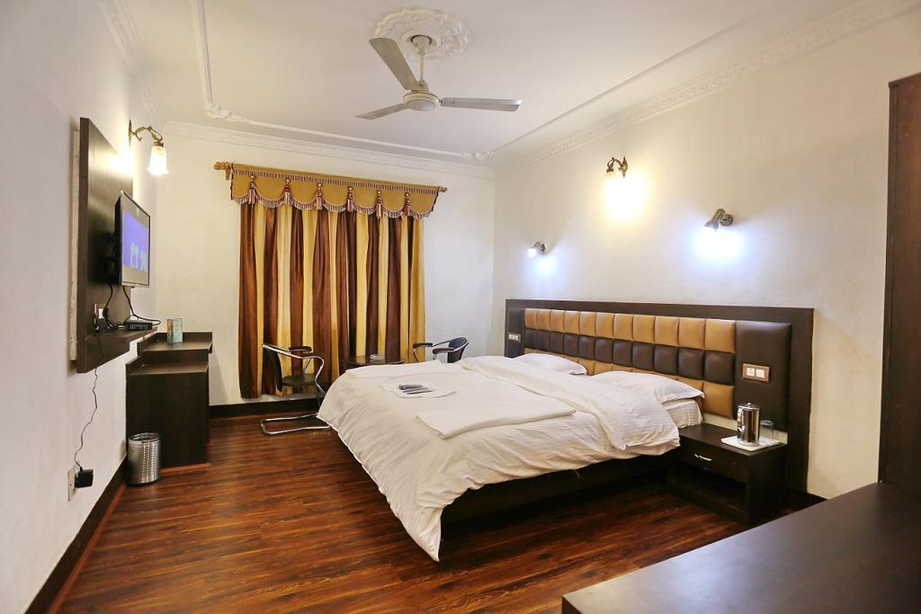 Hotel Ibni Kabeer Сринагар Экстерьер фото