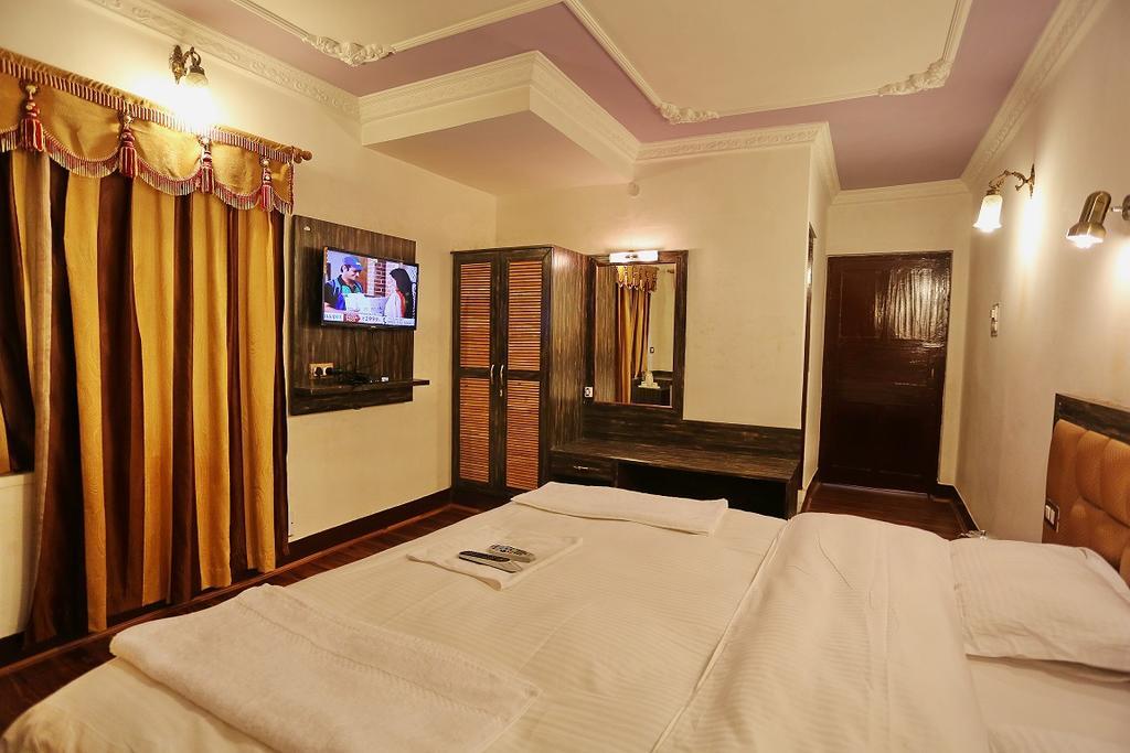 Hotel Ibni Kabeer Сринагар Экстерьер фото