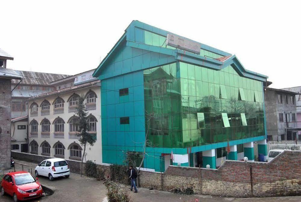 Hotel Ibni Kabeer Сринагар Экстерьер фото