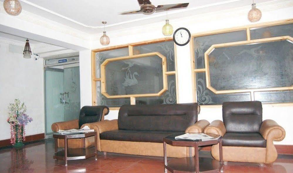 Hotel Ibni Kabeer Сринагар Экстерьер фото