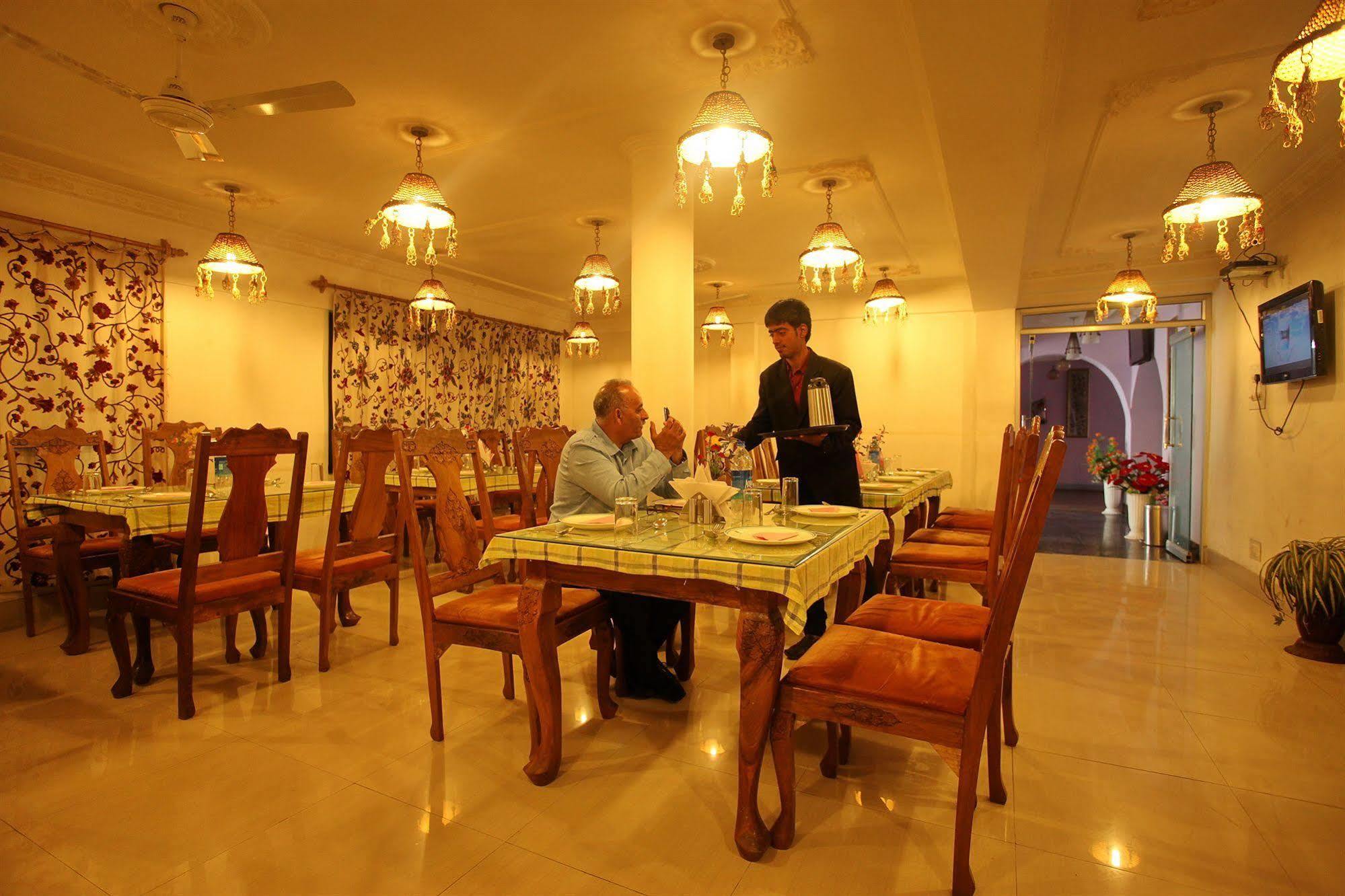 Hotel Ibni Kabeer Сринагар Экстерьер фото