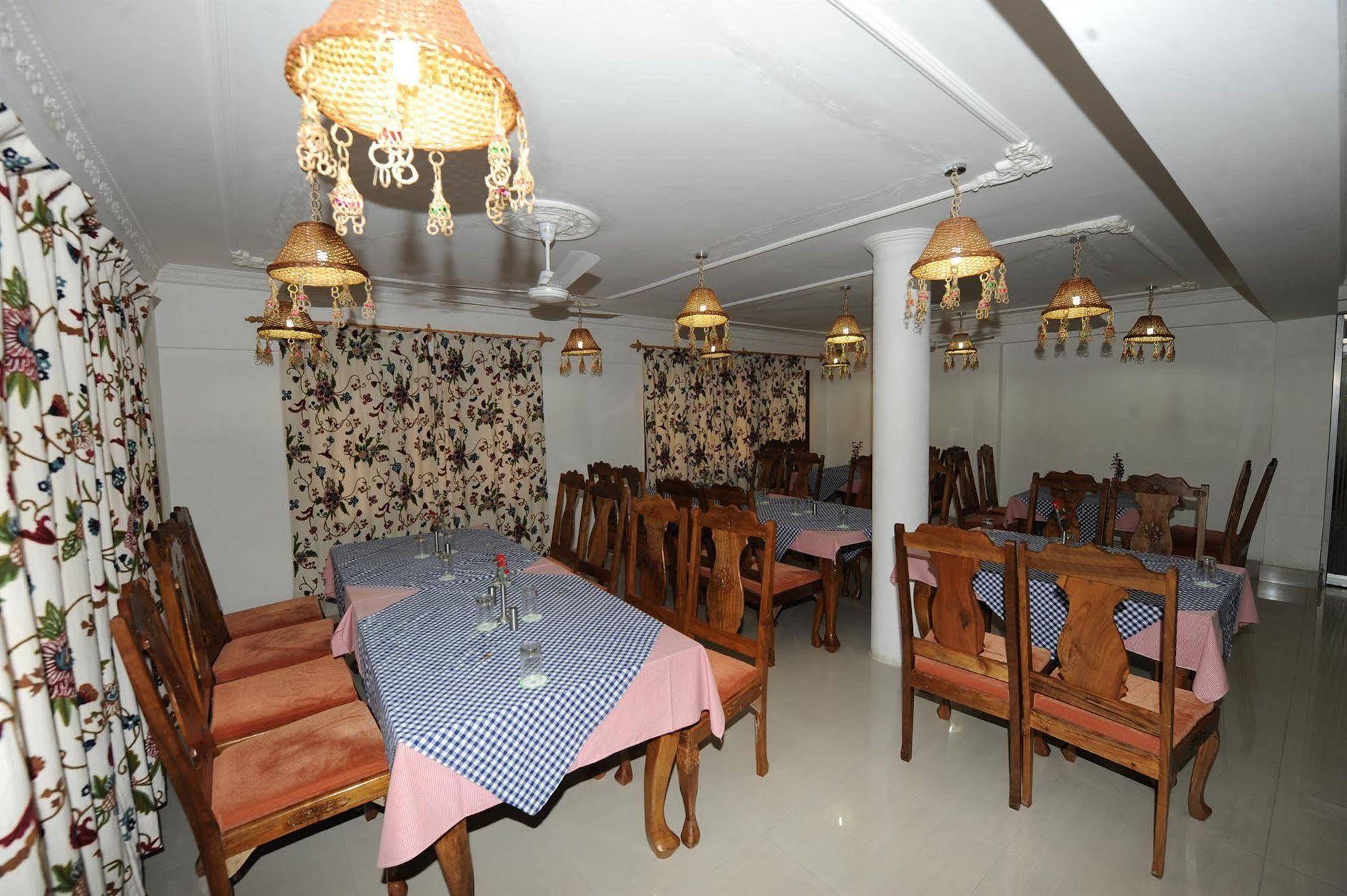 Hotel Ibni Kabeer Сринагар Экстерьер фото