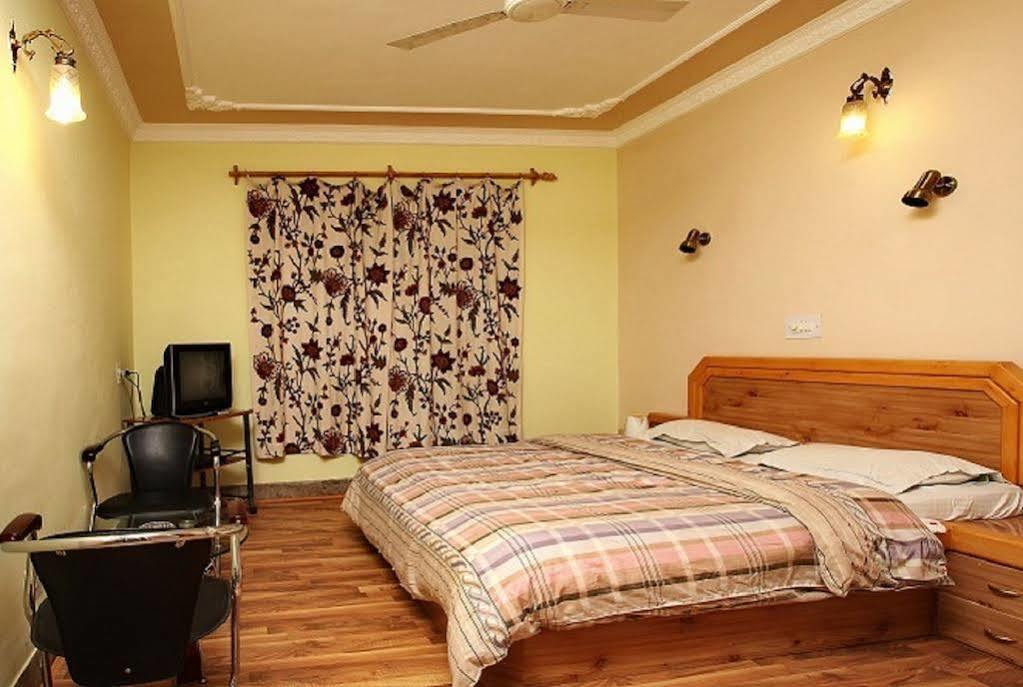 Hotel Ibni Kabeer Сринагар Экстерьер фото