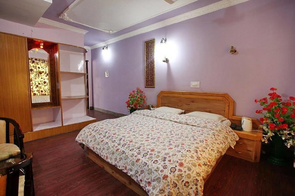 Hotel Ibni Kabeer Сринагар Экстерьер фото