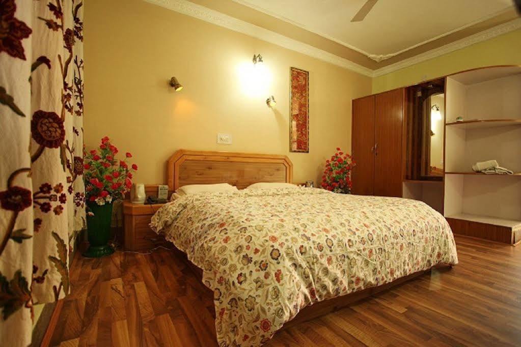 Hotel Ibni Kabeer Сринагар Экстерьер фото