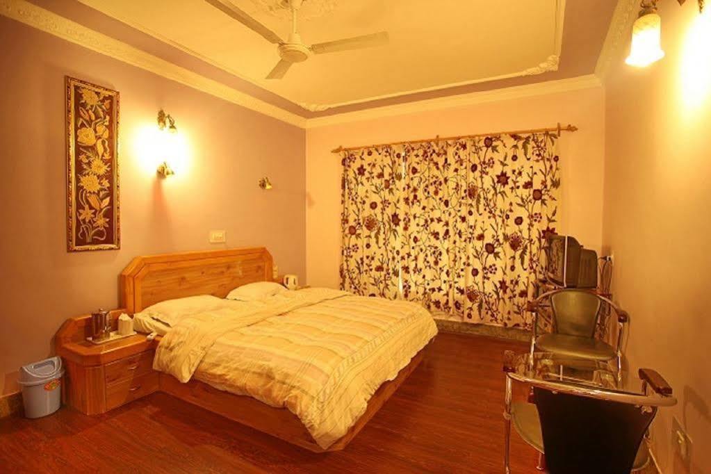 Hotel Ibni Kabeer Сринагар Экстерьер фото
