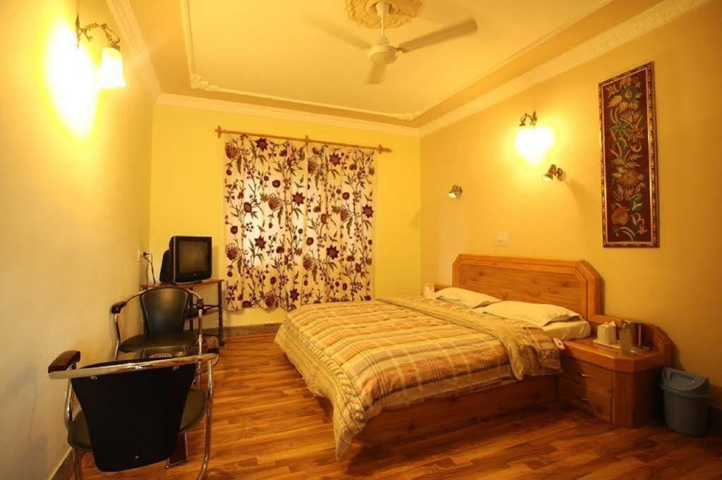 Hotel Ibni Kabeer Сринагар Экстерьер фото