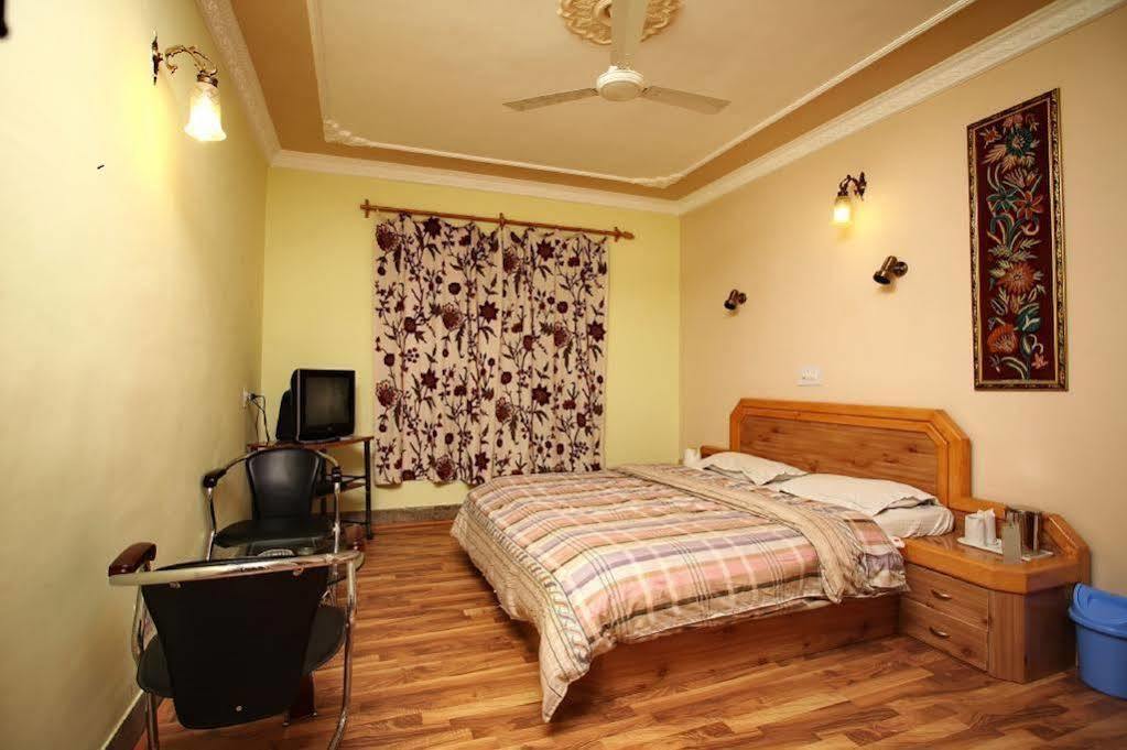 Hotel Ibni Kabeer Сринагар Экстерьер фото